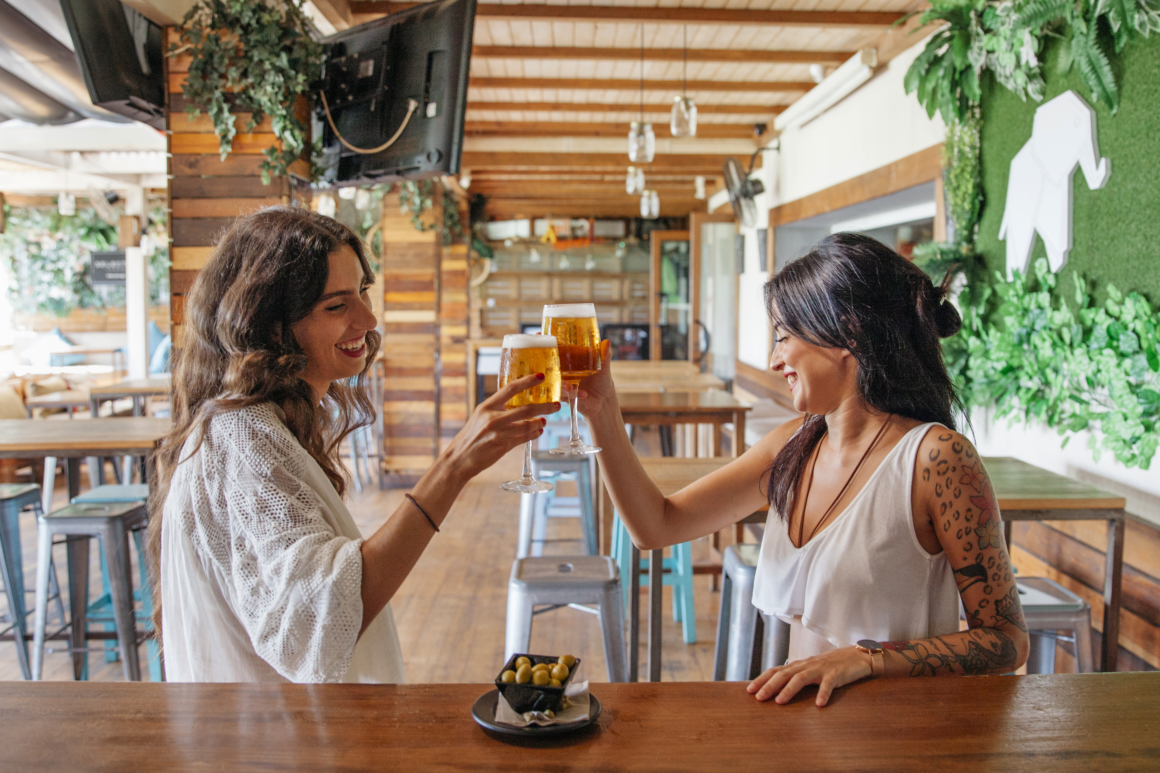 side-view-women-with-beer